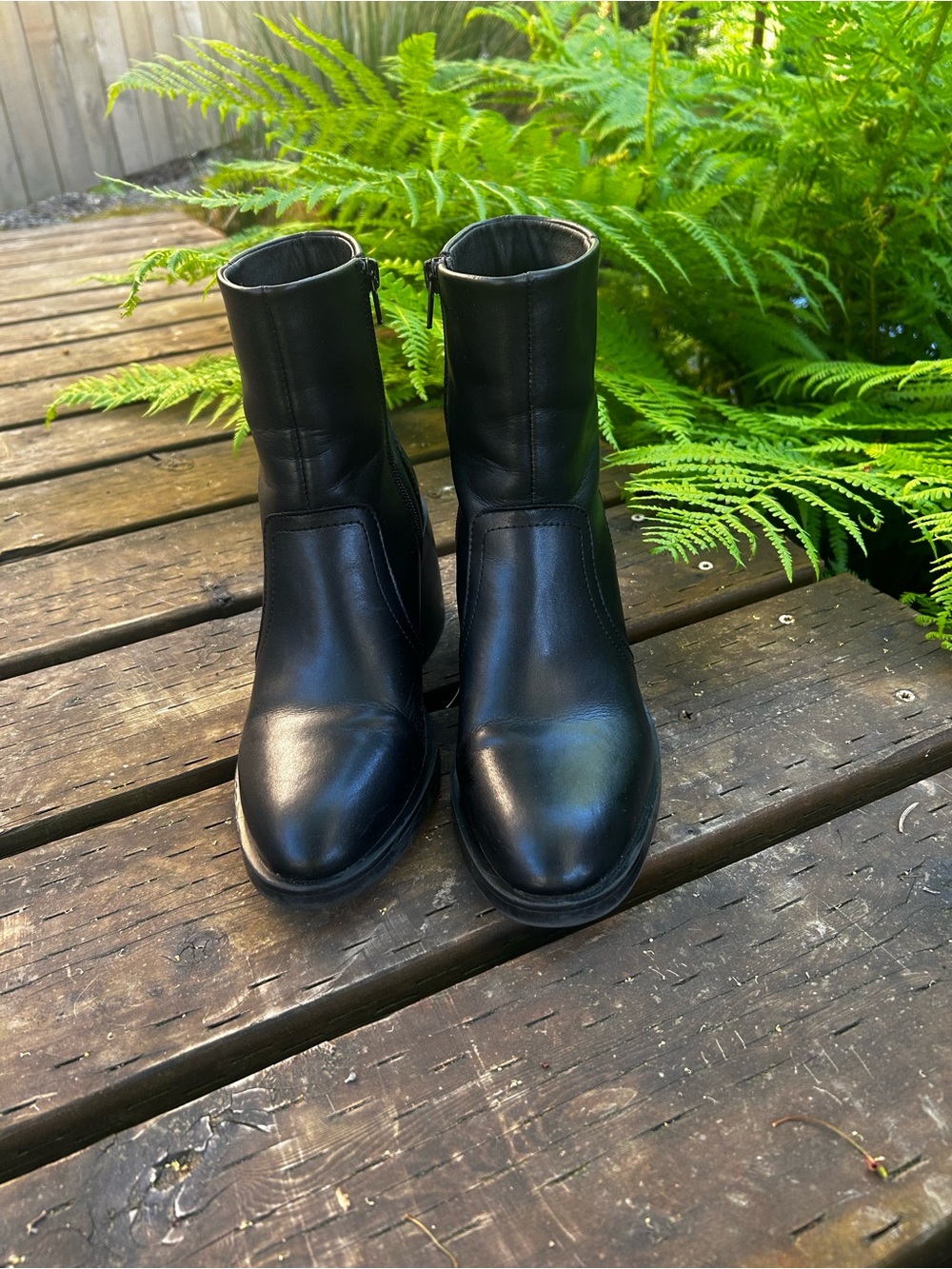 Steve Madden Black Leather Boots - Classic Zip Closure - Size 8